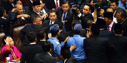 Kejadian Memalukan Sidang Parlemen, Ada Yang Adu Jotos