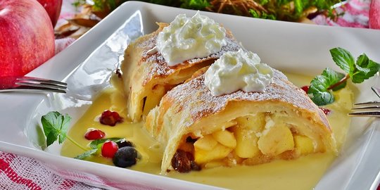 Cara Membuat Apple Strudel Rumahan yang Tak Kalah Enak dari Toko Oleh-oleh