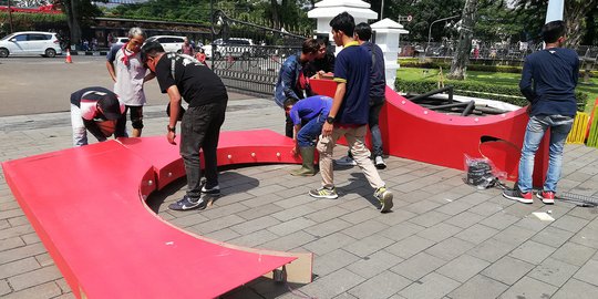 Perempuan Paruh Baya Tertimpa Dekorasi Gerbang Gedung Sate Festival Bandung