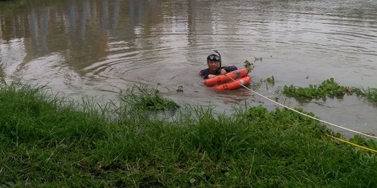 Cari Linggis Dipakai Bunuh 1 Keluarga di Bekasi, 6 Penyelam Sisir Sungai Kalimalang