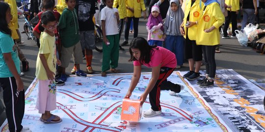 Kurangi Anak Bermain Gawai, Mahasiswa Gelar Permainan Ular Tangga Saat CFD