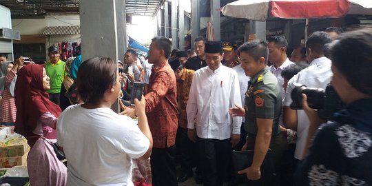 Blusukan, Jokowi Kejutkan Pedagang & Pembeli Pasar Induk Sidoharjo
