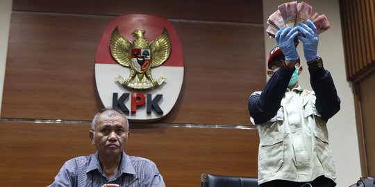 KPK Tunjukkan Barang Bukti Terkait OTT Bupati Pakpak Bharat