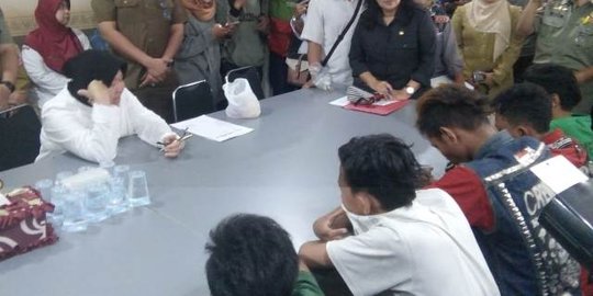 Risma Marahi Bocah Pemabuk Lem: Ayo Sujud Cium Kaki Nenekmu