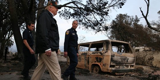 Donald Trump Kunjungi Lokasi Kebakaran di California yang Tewaskan Puluhan Orang