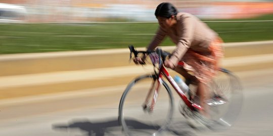 Aksi Ratusan Wanita Bolivia Ikuti Lomba Balap Sepeda Pakai Rok Hias