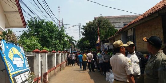 Warga Padati Lokasi Rekontruksi Pembunuhan Satu Keluarga di Bekasi