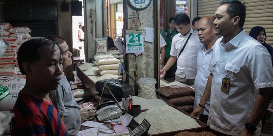 Tim Satgas Pangan PMJ dan Bulog Tinjau Harga Beras di Pasar Tomang Barat