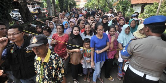 Antusias Warga Saksikan Rekonstruksi Pembunuhan Satu Keluarga di Bekasi