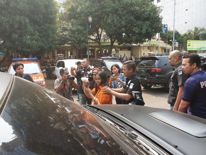 seorang perempuan digiring bersama pelaku pembunuhan dalam drum