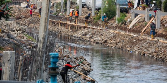 Antisipasi Banjir, Kali Grogol Dipasang Tanggul dan Turap