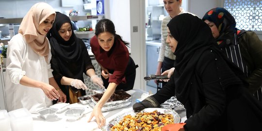 Keakraban Meghan Markle dan Ibu-Ibu Muslim Saat Masak Bareng