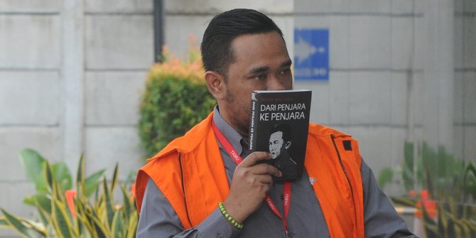 Diperiksa KPK, Anggota DPRD Kota Malang Ini Tutupi Wajah Pakai Buku