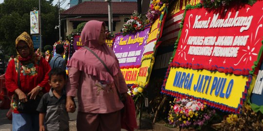 Karangan Bunga Dukungan Pemberantasan Premanisme Banjiri Polres Jakbar