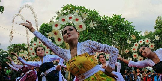 Serunya Perang Topat di Lombok Barat