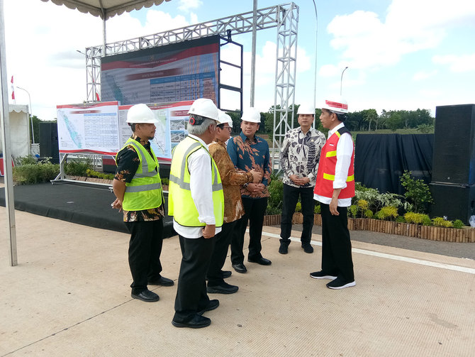 presiden jokowi meninjau pembangunan tol bakauheni palembang