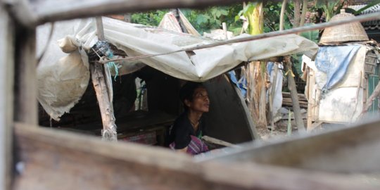 Potret Kemiskinan di RI, Nenek & Kakek di Karawang Ini Hidup di Gubuk Reyot