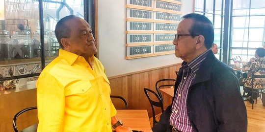 Potret Serius Aburizal Bakrie dan Akbar Tandjung Diskusi Bahas Golkar