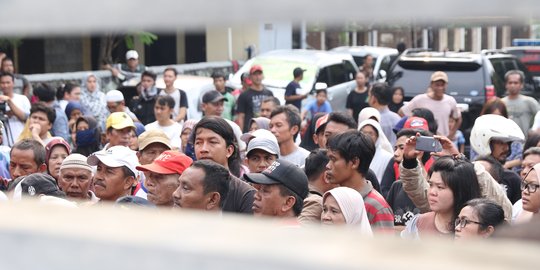 Warga Kerumuni Lokasi Pembunuhan di Mampang