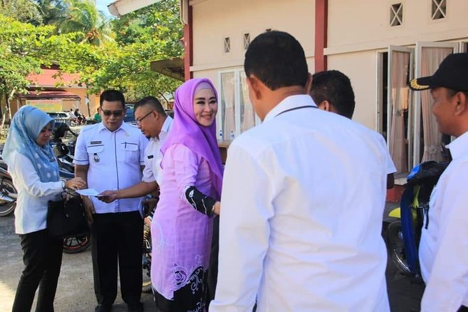 lisda hendrajoni ketua tp pkk kabupaten pesisir selatan menyerahkan bantuan usaha ekonomi produktif rumah tangga miskin