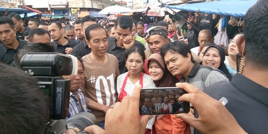 Pakai Kaus #01, Jokowi Blusukan ke Pasar Gintung Bandar Lampung