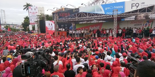 Didampingi Iriana, Jokowi Jalan Sehat di Tugu Adipura Bandar Lampung