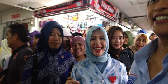 Lewat Pengeras Suara, Mpok Nur Ajak Pengunjung Pasar di Sulsel Dukung Prabowo-Sandi
