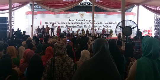 Jokowi Becek-becekan Temui Petani: Enggak Apa-Apa Wong Saya Ndeso