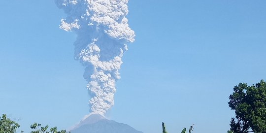 Gunung Merapi Keluarkan Guguran Lava Pijar ke Kali Gendol