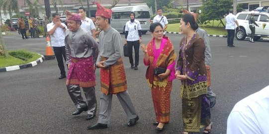 Jokowi Dianugerahi Gelar Raja dari Pemangku Adat Komering Sumsel