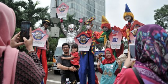 Aksi Badut Sosialisasikan Tilang Elektronik kepada Pengunjung CFD