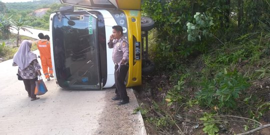 Bus Membawa 20 Orang di Samarinda Terguling, Tiga Luka-luka