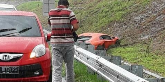 Polisi Selidiki Identitas Pengemudi Lamborghini Menabrak Pembatas di Tol Solo-Sragen