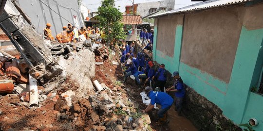 Petugas Dibantu Alat Berat Bersihkan Sisa Longsor di Perumahan Pesona Kalisari