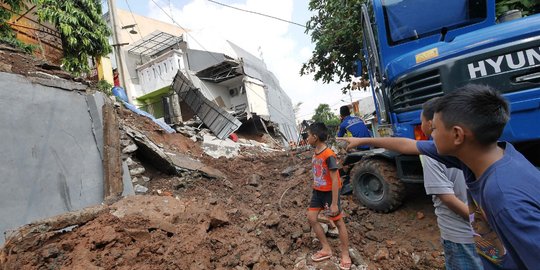 Rumah Longsor di Kalisari Jadi Tontonan Warga