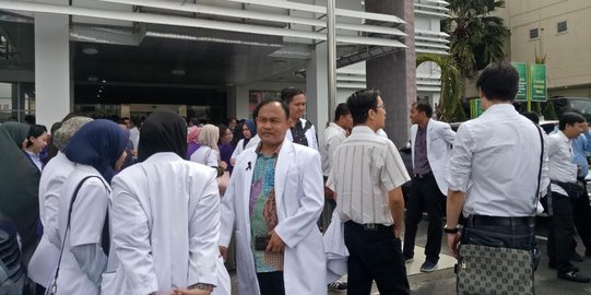 Protes Koleganya Ditahan Kasus Korupsi, Puluhan Dokter Demo di Kejari Pekanbaru