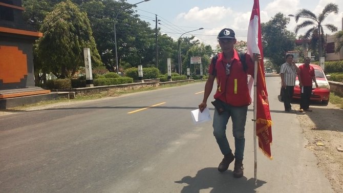 pemuda jalan kaki ke jakarta demi salurkan aspirasi warga jateng