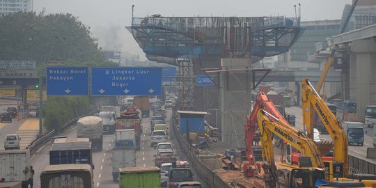 Pemerintah Luruskan Pengerjaan LRT dan Kereta Cepat di Tol Cikampek Bukan Ditunda