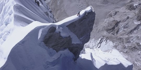 Pendaki Austria Ini Jadi Orang Pertama yang Capai Puncak Lunag Ri