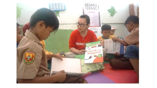 karyawan bank ocbc nisp dan great eastern life indonesia berpartisipasi langsung pada kegiatan csr di karawang