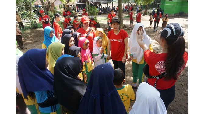 karyawan bank ocbc nisp dan great eastern life indonesia berpartisipasi langsung pada kegiatan csr di karawang