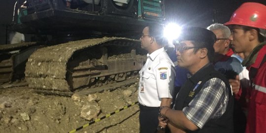 Anies Baswedan Tinjau Proyek Tanggul di Kawasan Rawan Banjir Rob Kamal Muara