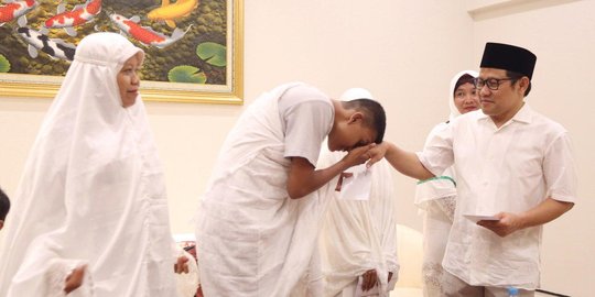 Cak Imin Lepas 4 Pemenang Jalan Sehat Sarungan saat Hari Santri Untuk Umrah