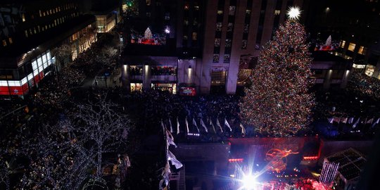 Ribuan Lampu Hiasi Pohon Natal Raksasa di New York