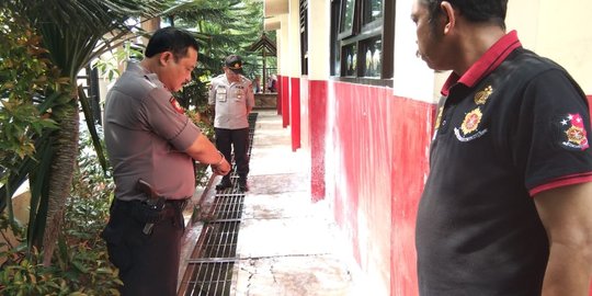 Usai Dagang Bantu Orangtua, Remaja Bakar Diri di Sekolahan