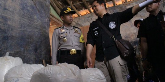 Simpah Bahan Baku Kedaluwarsa, Gudang Bumbu Seblak di Karawang Digerebek