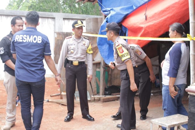 polisi gerebek gudang bumbu seblak kadaluarsa di karawang