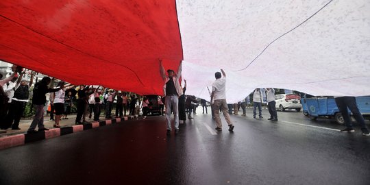 Tolak Reuni 212, Massa Bentangkan Bendera Merah Putih Raksasa di depan Balai Kota