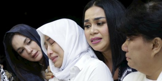 Malam Hari Jadi Saksi Pemakaman Ibunda Ayu Dewi