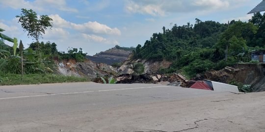 Jalan Amblas dan Lima Rumah Ambruk di Kaltim Diduga Akibat Aktivitas Tambang